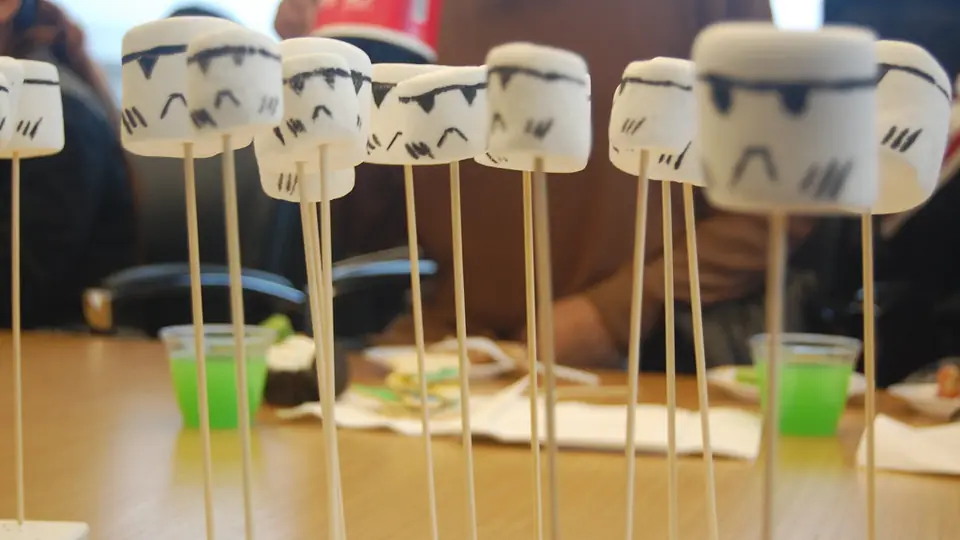Guimauves piquées sur des bâtonnets comme des sucettes